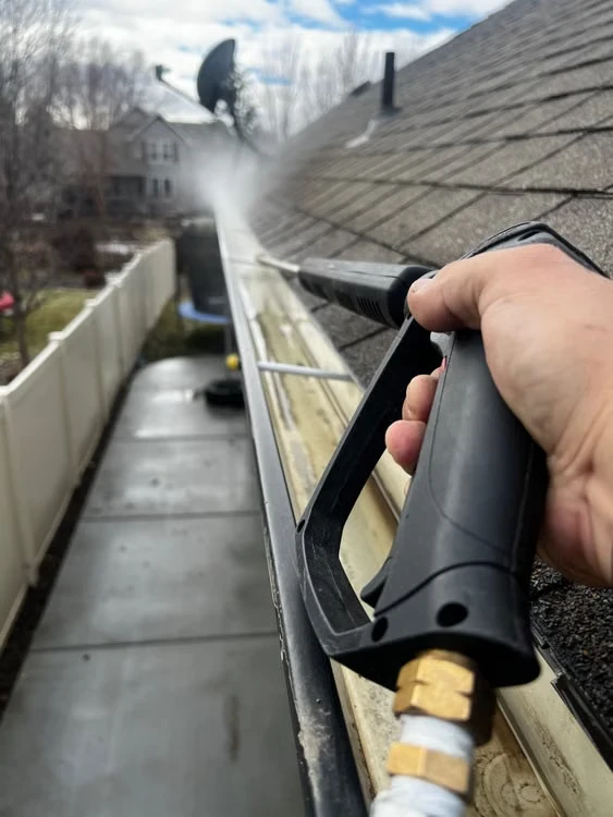 Flushing and pressure-clearing the gutter line